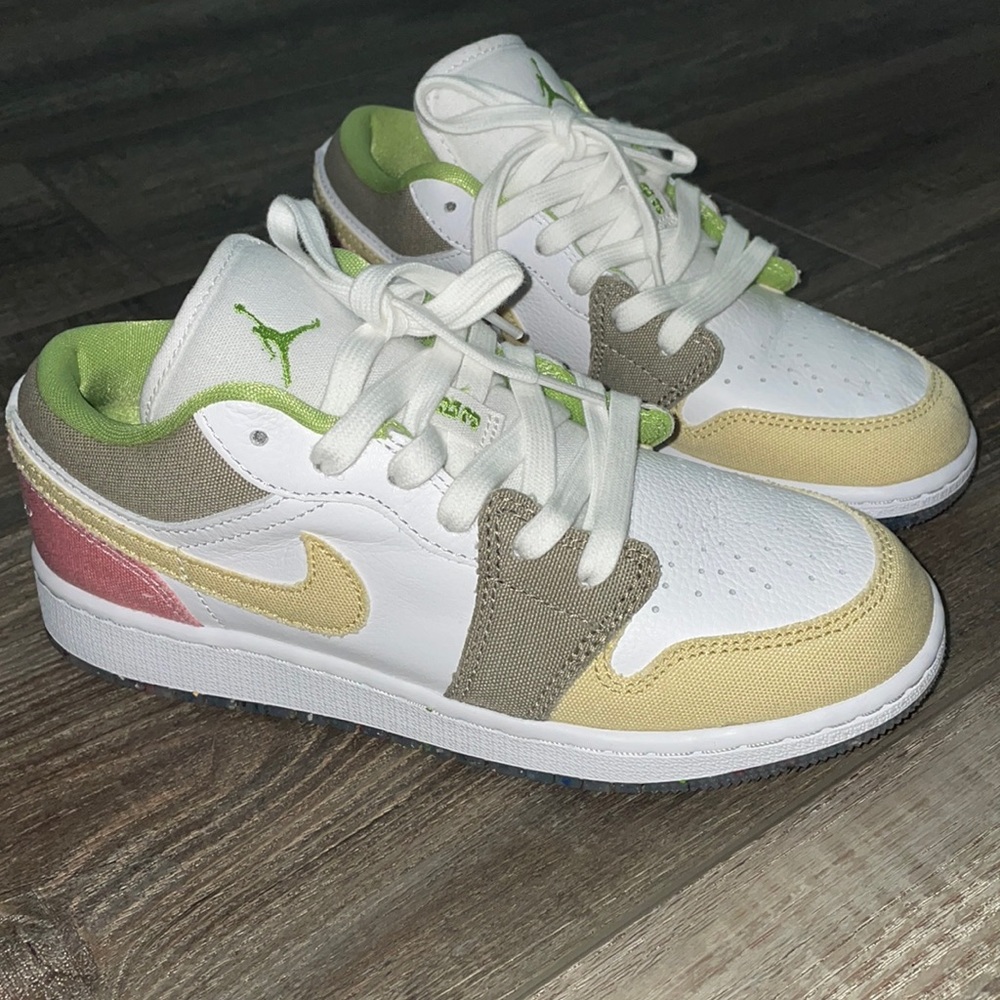 Girls Jordan 1 low size 4 1/2